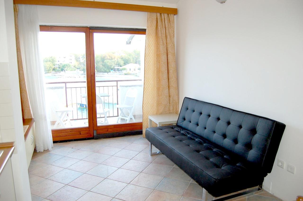 Apartments Myadria Malinska Exterior photo