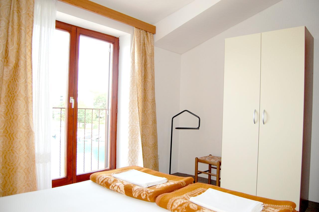 Apartments Myadria Malinska Exterior photo