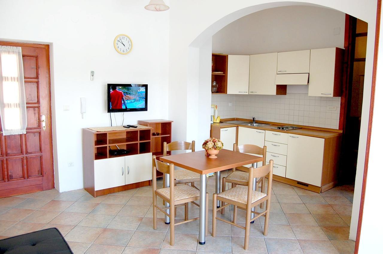 Apartments Myadria Malinska Exterior photo